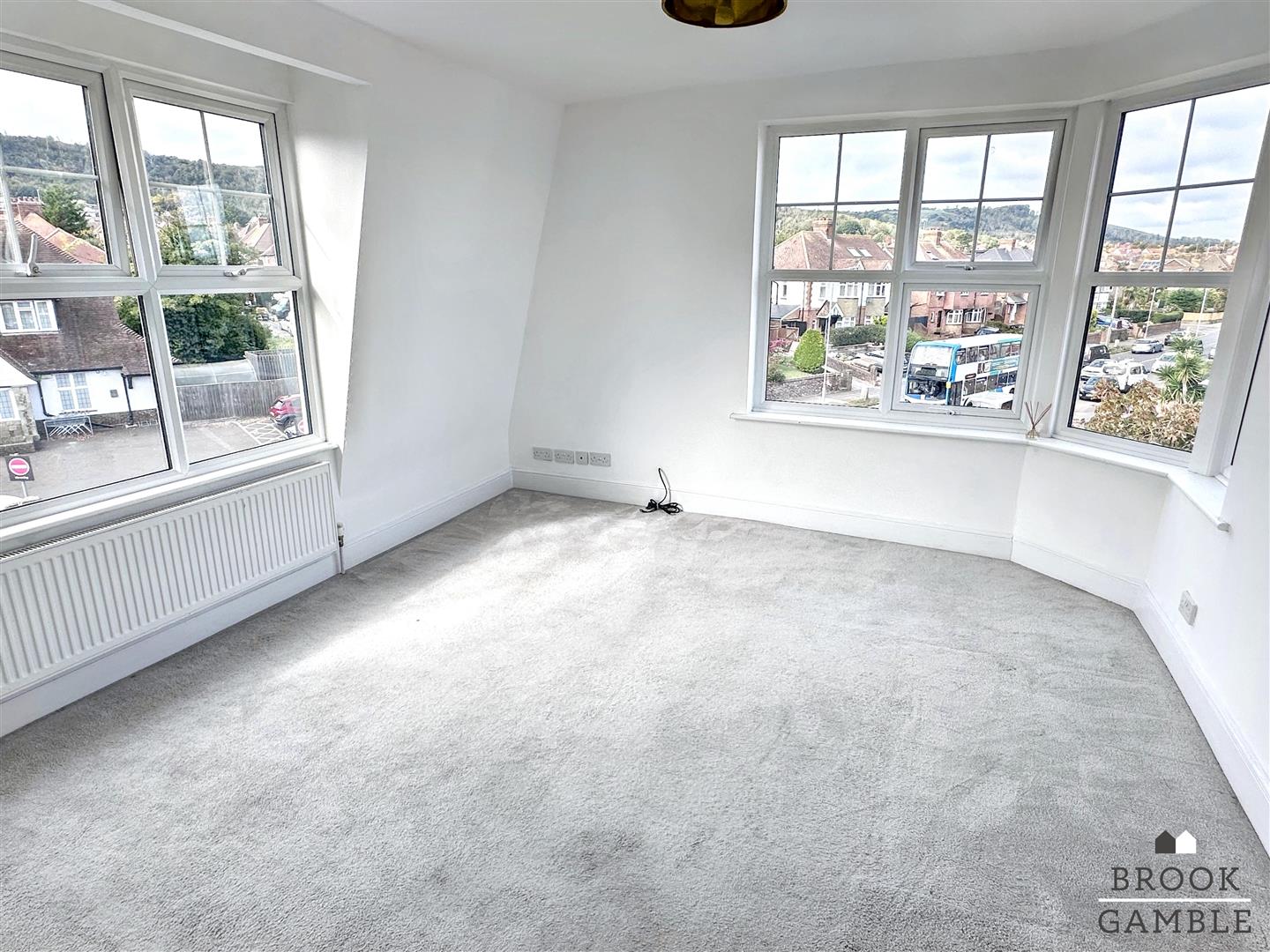 3 Bedroom Flat. Albert Parade in Eastbourne, East Sussex 3